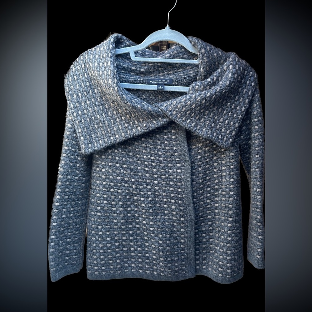 Banana Republic Grey Wool Blend Sweater in Excellent Condition